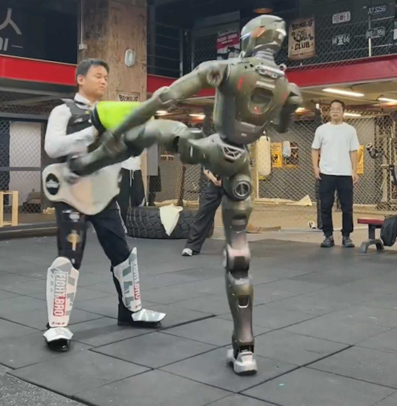 眾擎機器人T800直接將老闆踹倒。（圖／翻攝自熱點科技）