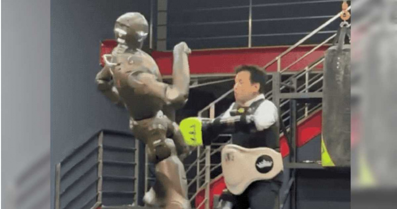 眾擎機器人T800直接將老闆踹倒。（圖／翻攝自熱點科技）