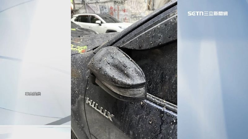 其他遭波及的車輛也都受損，損失慘重。（圖／三立新聞網）