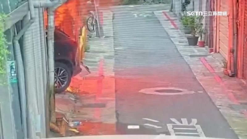 殺人犯張文在在長安東路巷弄內縱火燒車。（圖／三立新聞網）