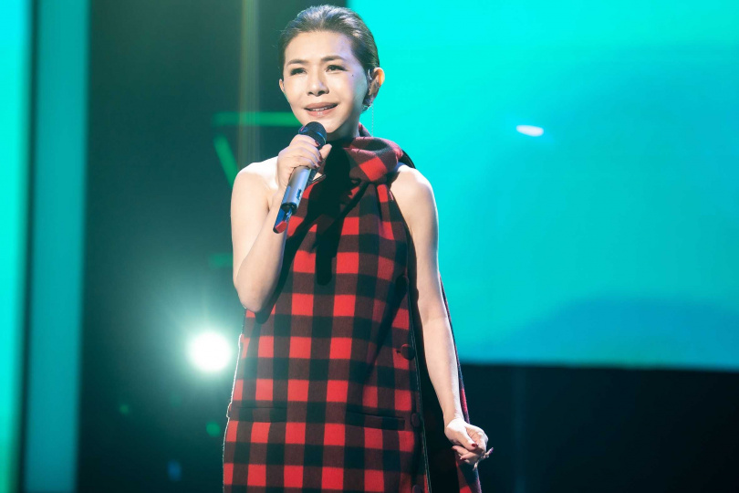 張清芳獻唱〈花雨夜〉、〈無價至寶〉兩首經典名曲。（圖／TVBS提供）