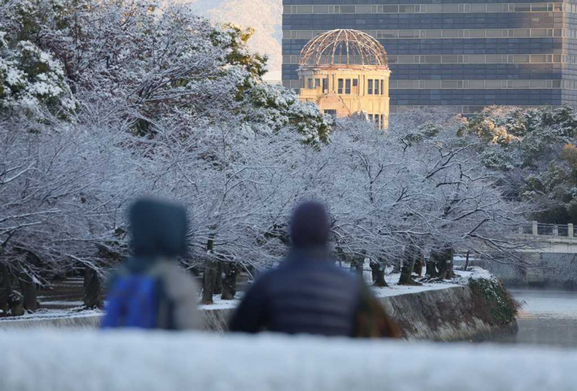 受寒流影響，部分地區道路結冰，民眾行走困難。