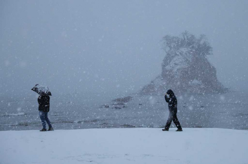 大雪造成能見度不良，機場航班與公路交通皆受影響。