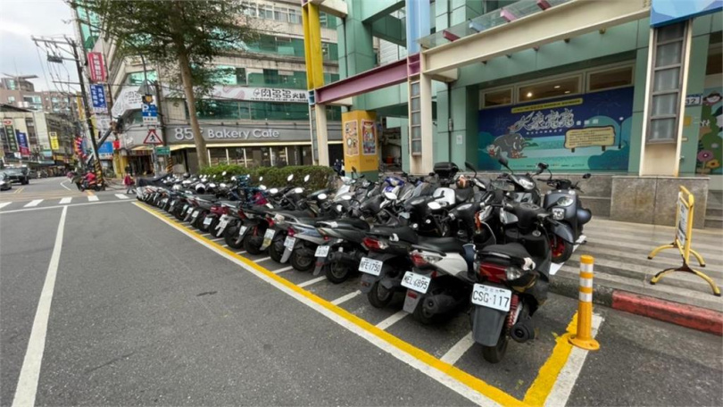 律師提醒機車族移車不違法,但有風險。(圖/翻攝自臺北交通大家談臉書)