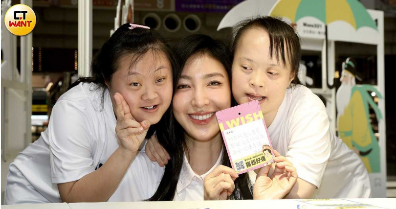 楊謹華參觀「321 因為有你，我們一起（We are Together, because of you.）」特展，與唐寶寶暖心互動。（圖／侯世駿攝）