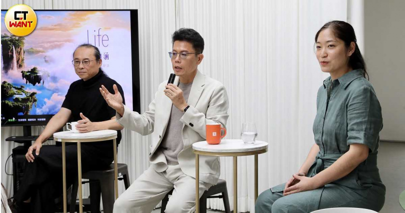 建築團隊分享花很多時間研究法規、材料和工法，讓設計能落地。圖左起永續建築師事務所建築師鄭斯新、誠邑築建設董事長沈瑞興、MVRDV建築師鄒蘅。（圖／方萬民攝）