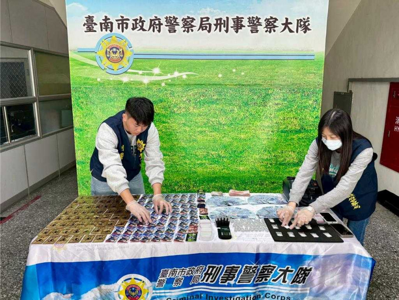 李男落網，警方查扣依托咪酯213公克、愷他命46公克、毒咖啡包142包、電子菸彈、電子磅秤。（圖／警方提供）