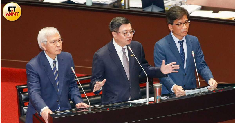立法院三讀通過《洗錢防制法》部分條文修正案，2025年9月30日起全台全面落實新登記制，不管是公司或是個人幣商皆採登記制。（圖／黃耀徵攝）