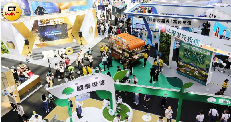 台股加權指數頻創高,投資學早已是全民運動。(圖/方萬民攝)