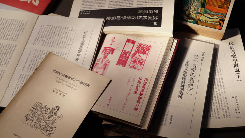 李哲洋民族音樂學相關文章。（圖／公視紀錄觀點《獨奏者之舞》提供）
