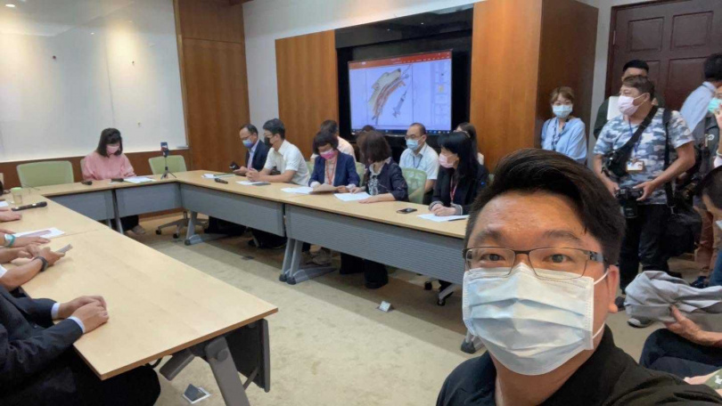台中獸醫師公會副理事長王志遠等一群熱血獸醫師,積極與衛福部等主管機關開會,爭取簡化血清申報流程,並確保動物用血清效期能與人一樣。(圖/翻攝自王志遠臉書)