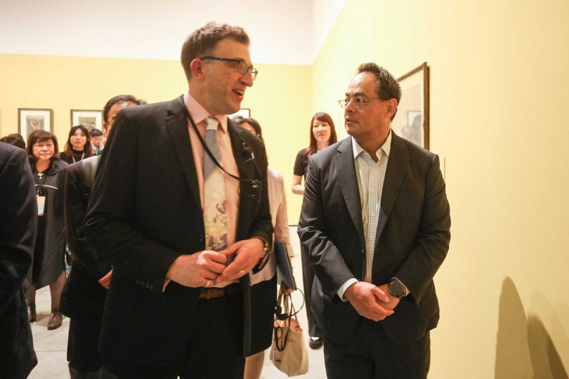 國泰金控主要贊助《新藝境:慕夏百年經典特展》近日圓滿閉幕,展覽期間吸引近10萬人次到台南朝聖大師名作,國泰金控資深副總孫至德代表出席觀展。由右至左為國泰金控資深副總孫至德、慕夏基金會執行長Marcus Mucha。(圖片提供/國泰金控)