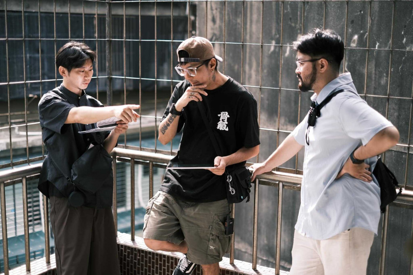 去年底嘎嘎（中）擔任呂衣喬（我們是因為音樂主理人才認識的）的新歌MV導演。（圖／翻攝自嘎嘎臉書）