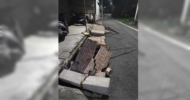 嘉義縣大埔鄉今(21)日凌晨0時17分發生規模6.4地震,後續餘震不斷,台南白河有民宅圍牆倒塌,幸好當時未有人車經過。(圖/白河區公所提供)