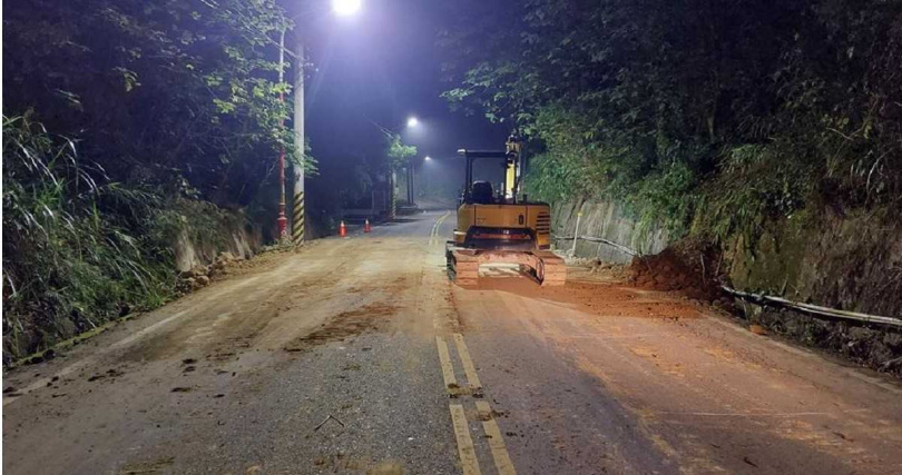 白河區172線沿線落石,警方呼籲駕駛人務必注意落石等臨時障礙路況,且應暫時避免山區行車。(圖/白河區公所提供)