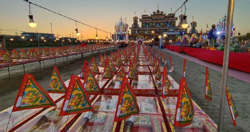 超過4000盒的供品立即轉送慈善單位（圖／洲美三王宮提供）。