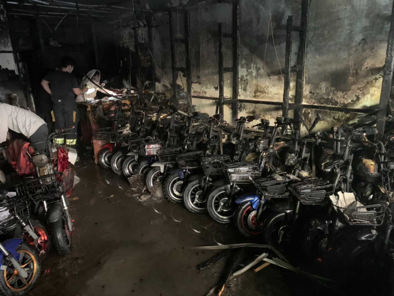 新北市新莊區四維路上一間電動機車行29日上午發生火警事故。（圖／翻攝畫面）