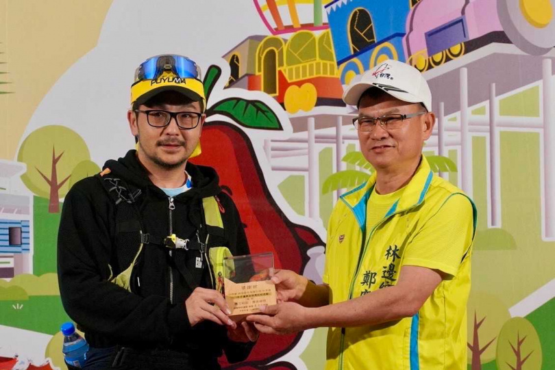 林邊鄉鄉長鄭慶堂（右）頒贈感謝狀給銧昊公司黃志文董事長（左）。（圖／銧昊公司）