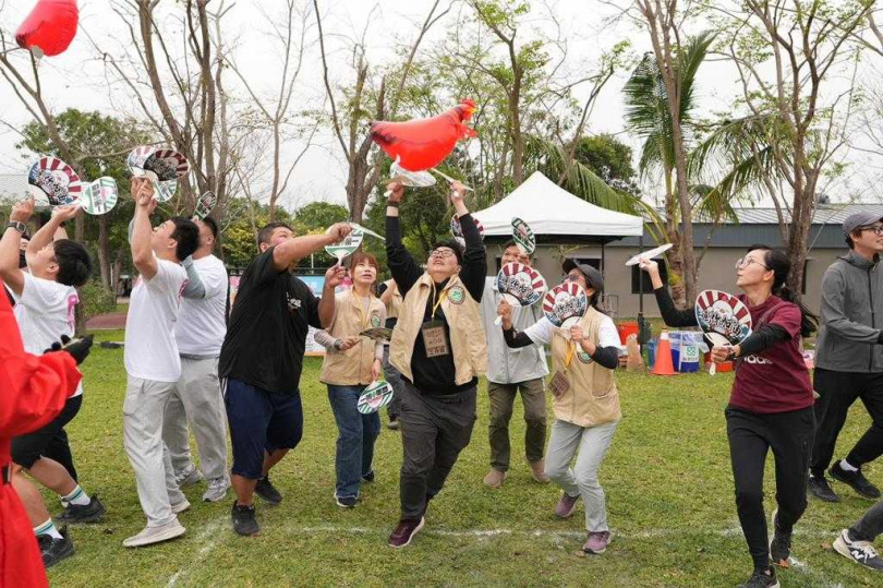 屏東社工運動會規畫四項趣味競賽,圖為「咕咕雞回家」。(圖/屏東縣政府提供)