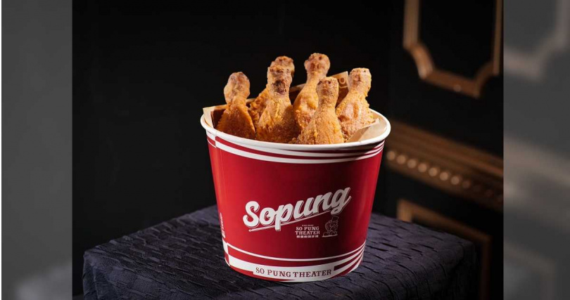 每桶6隻的「豪香雞腿桶」,口感外酥內嫩。(圖/豪香劇場炸雞提供)