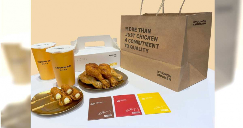 即日起~4/21於全台橋村炸雞門市購買「半半棒腿套餐」,即可獲得邊佑錫照片套組。(圖/王座國際餐飲提供)