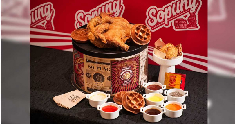 豪香劇場炸雞明星商品「劇院炸全雞(蛋糕盒)」需提前一天預訂。(888元/套,圖/豪香劇場炸雞提供)