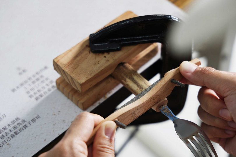 活動首站將至旗山區南勝社區體驗荔枝產業生態,手作荔枝木餐具、調製荔枝飲品。(圖/高雄市政府青年局提供)