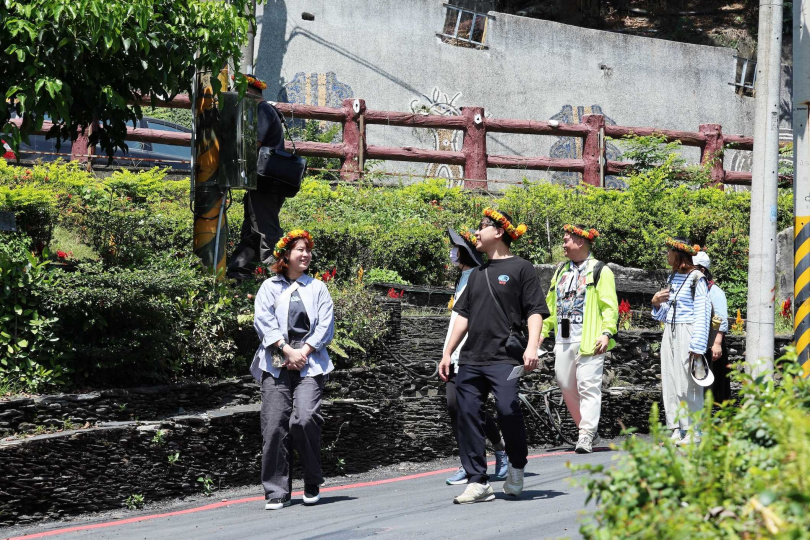 「青年地方探索體驗」今年規劃深入茂林走訪魯凱族秘境,參訪萬山岩雕圖騰、多納石板屋等。(圖/高雄市政府青年局提供)
