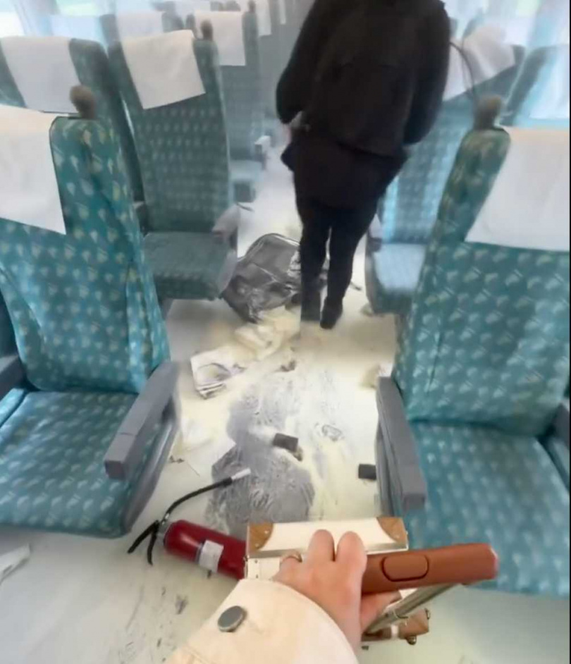 高鐵車廂地板都是滅火器留下的粉塵。（圖／Threads／＠yycisme_1001）