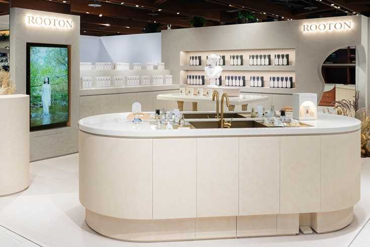 ROOTON正式進駐誠品生活南西，全新專櫃空間以古希臘美學為靈感，揉合米灰色石紋與自然植栽元素，從視覺到觸覺提供全面感官享受，宛如踏入愜意的希臘秘境。（圖／品牌提供）