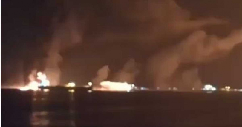 美軍空襲葉門石油港,造成現場漫天火光與濃煙。(圖/翻攝自X)