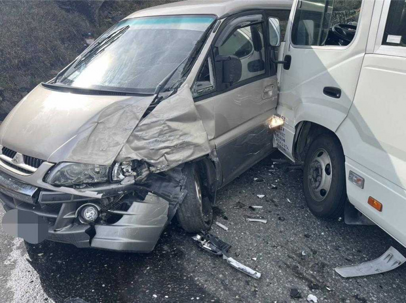 南投客運載約5名遊客往合歡山區，行經台14甲線昆陽路段與對向下山休旅車對撞，車上乘客等待疏運。（圖／民眾提供）