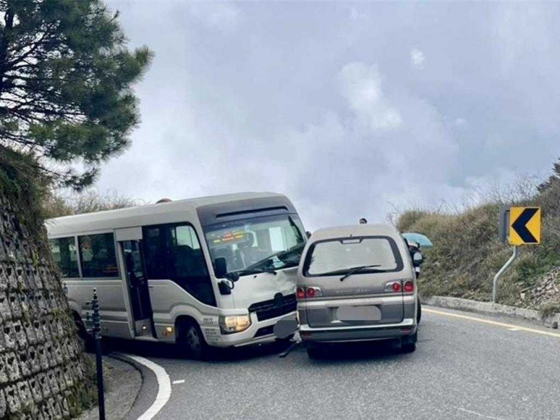 南投客運載約5名遊客往合歡山區，行經台14甲線昆陽路段與對向下山休旅車對撞，車上乘客等待疏運。（圖／民眾提供）