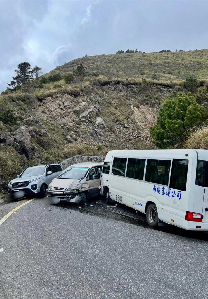 南投客運載約5名遊客往合歡山區，行經台14甲線昆陽路段與對向下山休旅車對撞，車上乘客等待疏運。（圖／民眾提供）