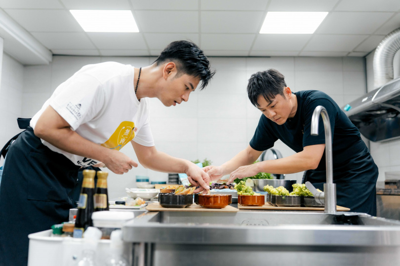 楊子儀(左)擔任小幫手與姚元浩一同備餐。(圖/好看娛樂提供)