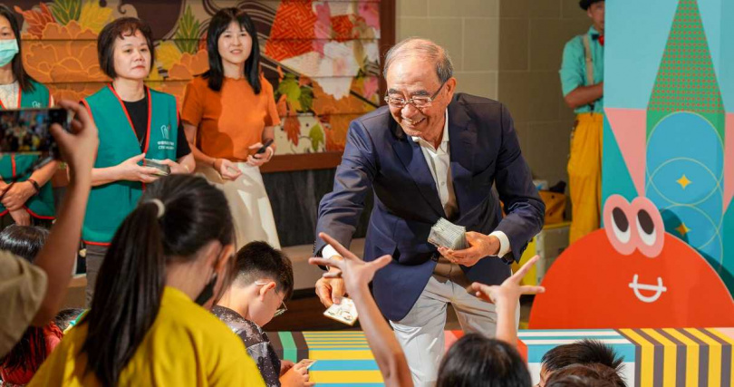 文薈館管理委員會主任委員暨中國信託慈善基金會副董事長陳國世化身「理財遊樂園園長」,與到場小朋友互動分享,金錢不只可以用來交易買東西,也能藉由消費的選擇培養正確價值觀(圖/中信銀行提供)。