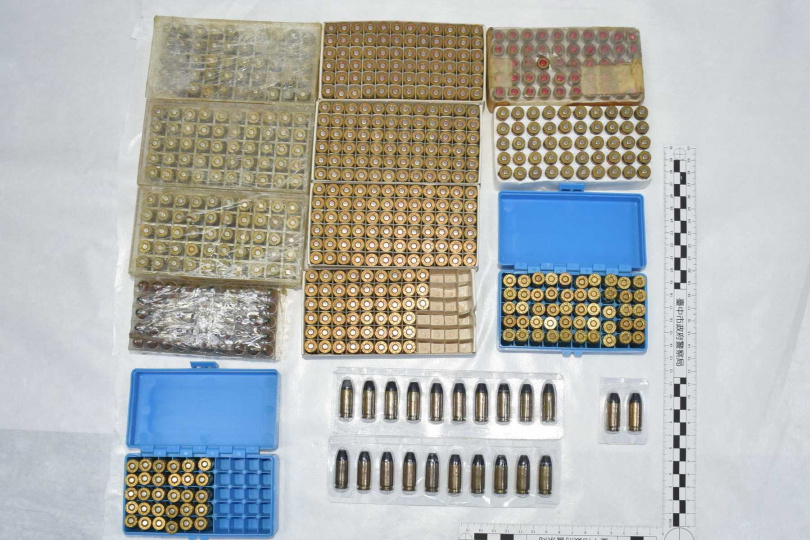 警方在陳男住處起出制式手槍4把及780顆子彈。（圖／翻攝畫面）