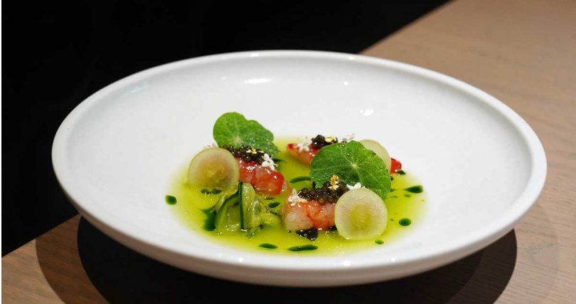 冷前菜「綠意」以龜山島胭脂蝦佐夏多內白酒醋漬小黃瓜及酸香青葡萄，再融入芳香萬壽菊的草本清香。（圖／魏妤靜攝）