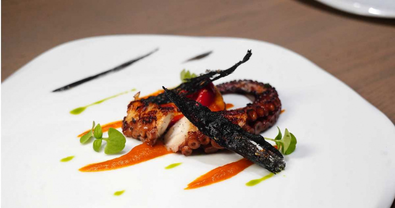 海鮮熱前菜「初心」以高湯燉煮澎湖章魚，口感較不似一般印象中那麼富有咬勁，但充滿了高湯香氣。（圖／魏妤靜攝）