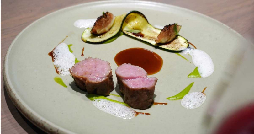 主菜「野徑」選用6個月大的紐西蘭犢牛肋眼，風味乾淨又帶有乳香。（圖／魏妤靜攝）