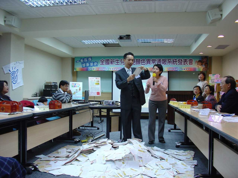 2004年兒童肝膽疾病防治基金會開始推動全國性嬰兒大便卡篩檢膽道閉鎖活動，收到許多參加家長寄來的信函，受到海內外注意。圖中為陳致遠。（圖／兒童肝膽基金會提供）