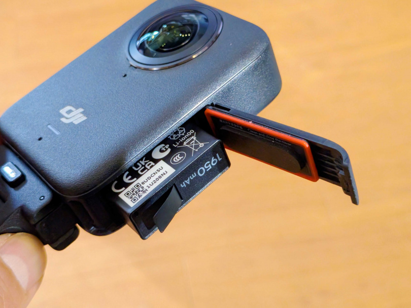 電池與DJI其他產品通用，Osmo 360還支援快速開機。（圖／廖梓翔攝）