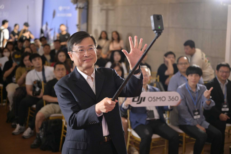 聯強國際集團執行長王其勳於會中使用手勢拍照功能。（圖／DJI官方提供）