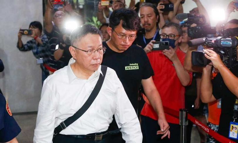 民眾黨創黨主席柯文哲（左）是否籌足新台幣7,000萬並同意交保，預計8日答案明朗。（資料照／黃耀徵攝）