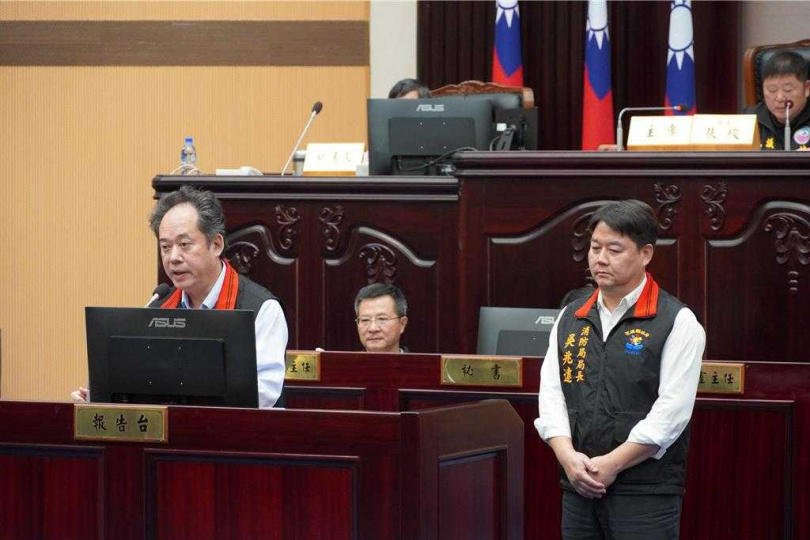 花蓮縣吉安鄉垃圾掩埋場資源回收暫置區11日發生火警,縣議會要求環保局長饒慶龍(前左)、消防局長吳兆遠(前右)今天在臨時大會臨時動議,說明當天火警處理流程及垃圾處置方式。(圖/中國時報羅亦晽攝)