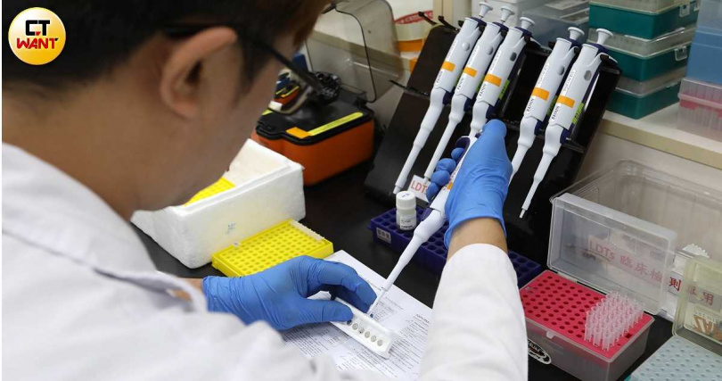 次世代基因定序檢測（NGS）納入健保給付涵蓋19種癌症，每人每癌別可終生給付一次。圖為基米實驗室人員檢測現場。（示意圖／方萬民攝）