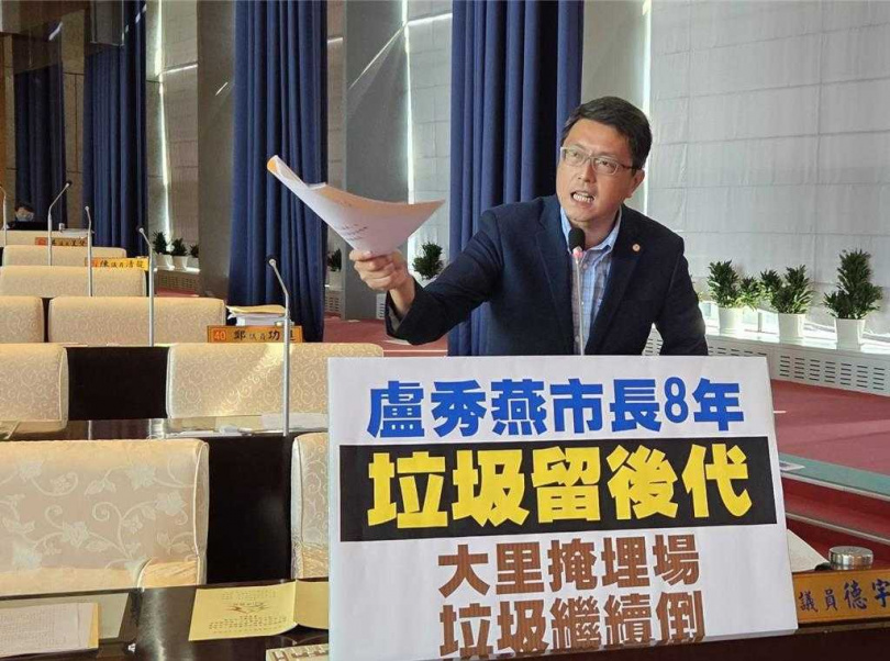民進黨議員林德宇痛斥，盧市長執政8年、垃圾留後代，大里掩埋場還要垃圾繼續倒！（林德宇提供）