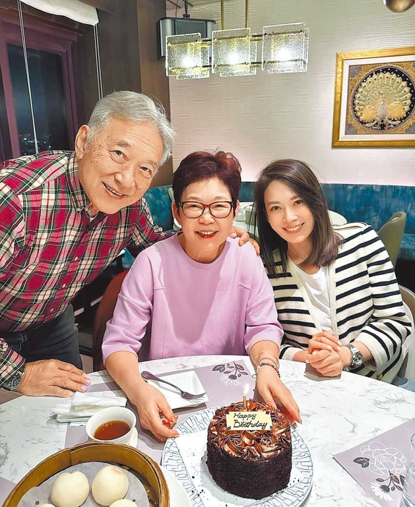 Melody(右)跟爸爸(左)、媽媽感情超好。(圖/摘自臉書)