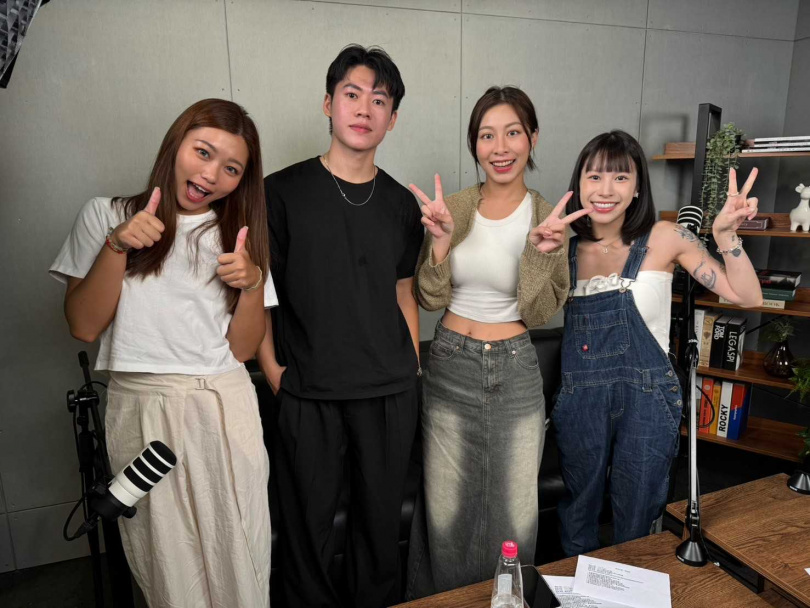 林廷洲光臨「歡迎光靈慢慢聊」PODCAST節目(左至右:伶伶、林廷洲、凱莉、油米)