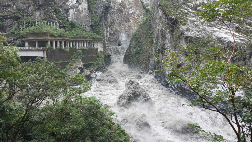 燕子口堰塞湖壩體已幾乎完全潰決。(圖/林業及自然保育署花蓮分署提供)